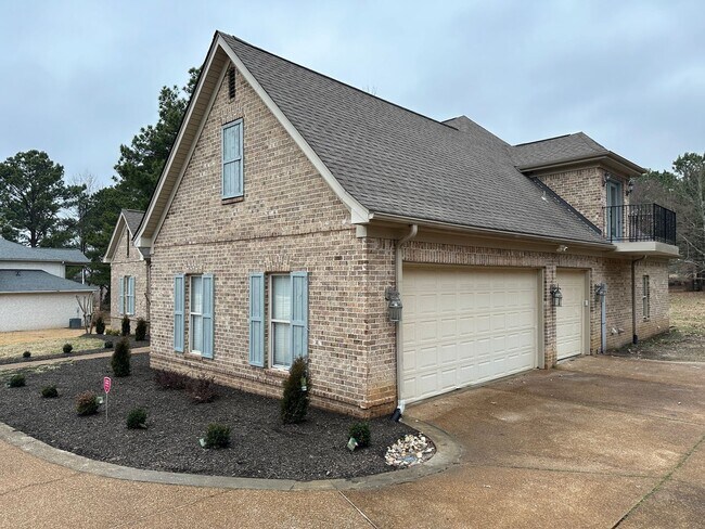 Building Photo - Newly Renovated Luxury Home in Colliervill...