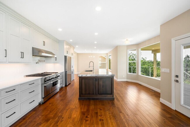 Building Photo - Luxury 6BD, 5BA Recently Remodeled Littlet...