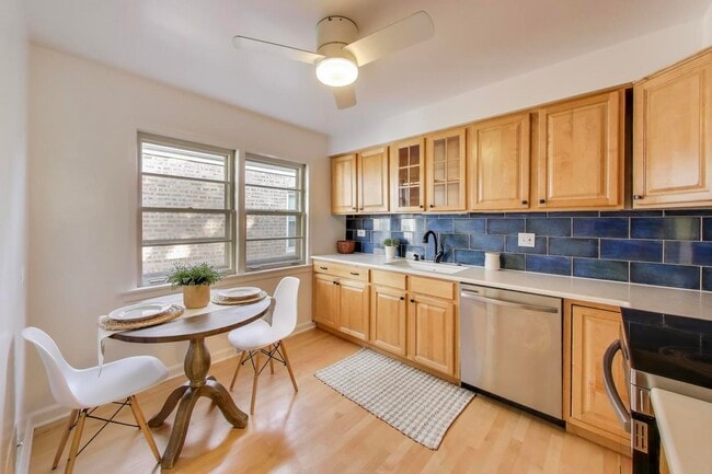 Foto del edificio - 6053 N Keeler Ave