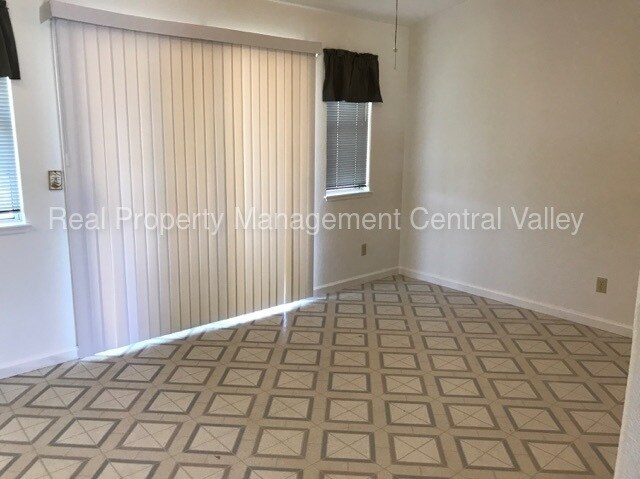 Foto del edificio - 1450 E J St