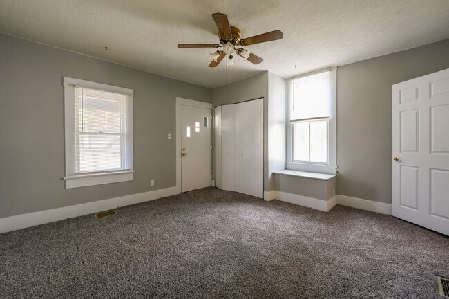 Foto del edificio - 2 bedroom 1 bath house with a garage in downtown New Albany