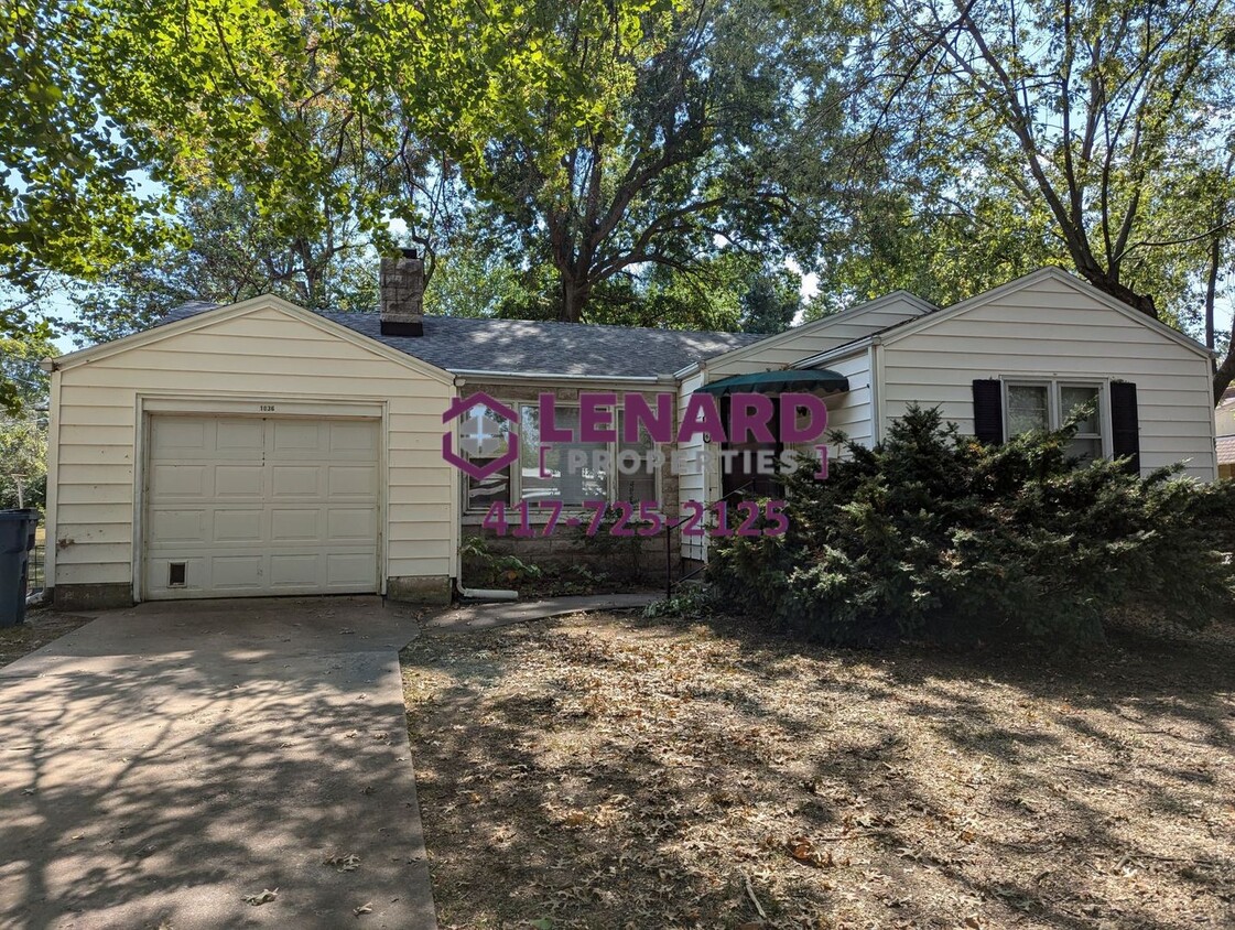 Primary Photo - Charming House With a Large, Fenced in Yard!