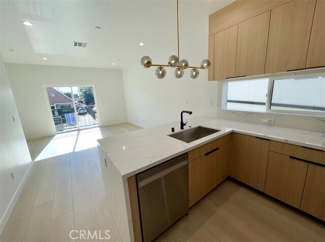 Foto del edificio - 611 W 41st Pl