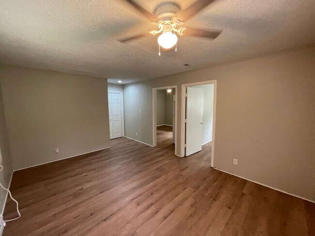 Foto del edificio - One bedroom house available now!