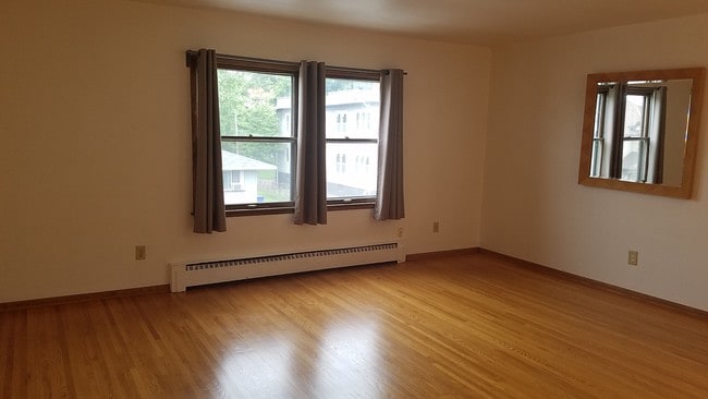 Sala de estar - 1022 Arkwright St N