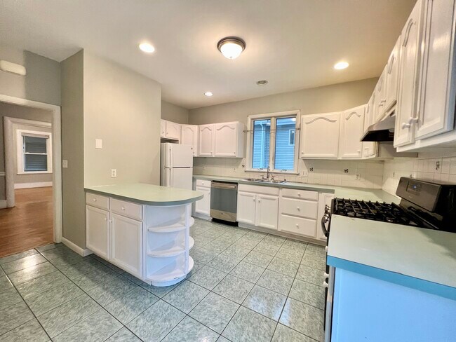 Kitchen - 198 Mount Vernon St