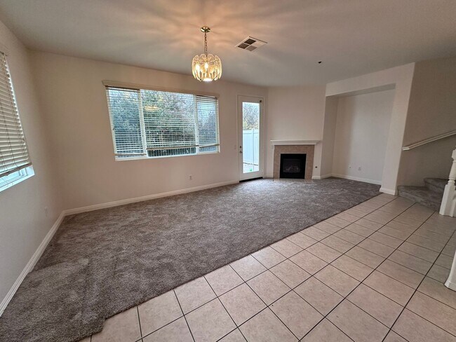 Building Photo - Beautiful 3bd/2.5 ba condo in Moreno Valle...