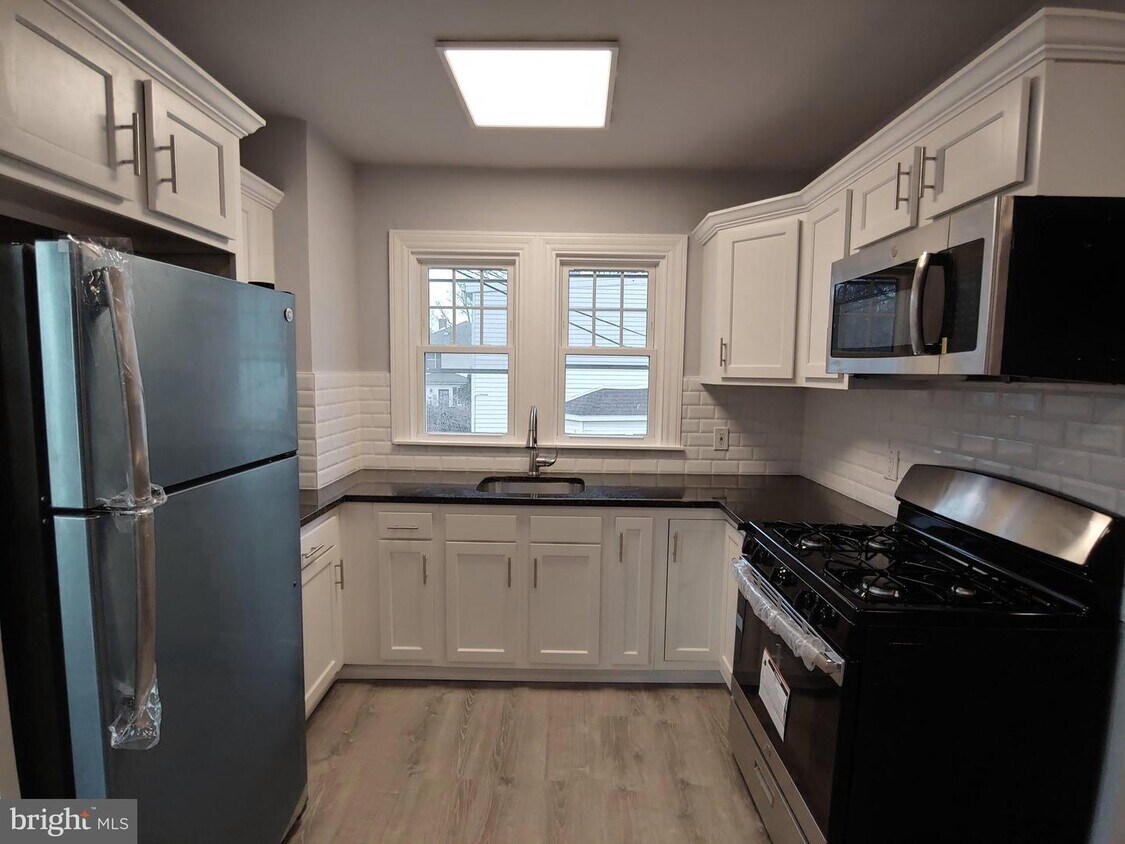 Primary Photo - 401 Montgomery St