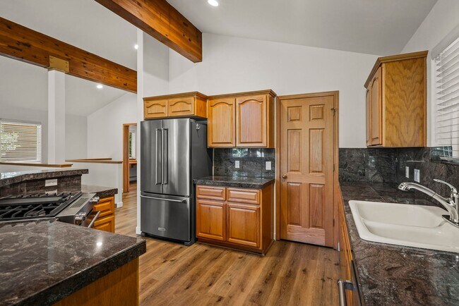Building Photo - Beautifully Updated Country Club Villa