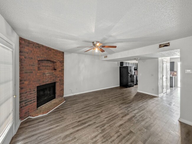 Foto del edificio - 2456 N Brophy Circle - Great Central Location