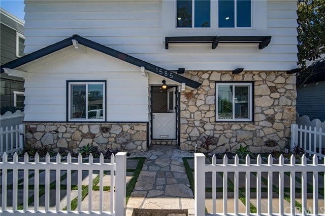 Building Photo - 1585 Miramar Dr