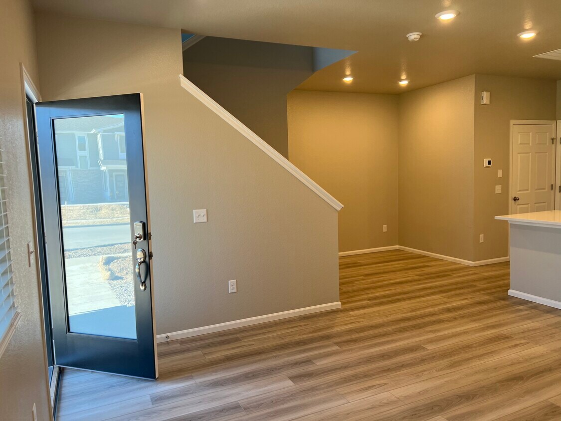 Foto principal - 12257 Creamery St