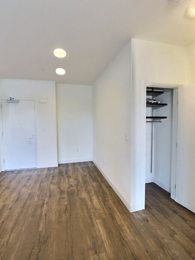 Building Photo - Top-Floor Sunset Facing 2 Bedroom Condo Fo...