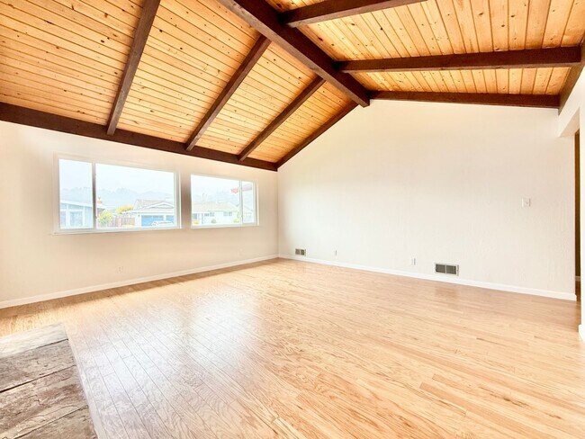 Building Photo - Renovated 3bed/2bath Linda Mar Rancher (Backs to Creek)