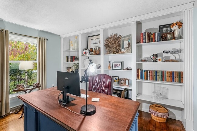 Foto del edificio - Beautifully Updated 4 Bedroom, 2.5 Bath Home in Fairview