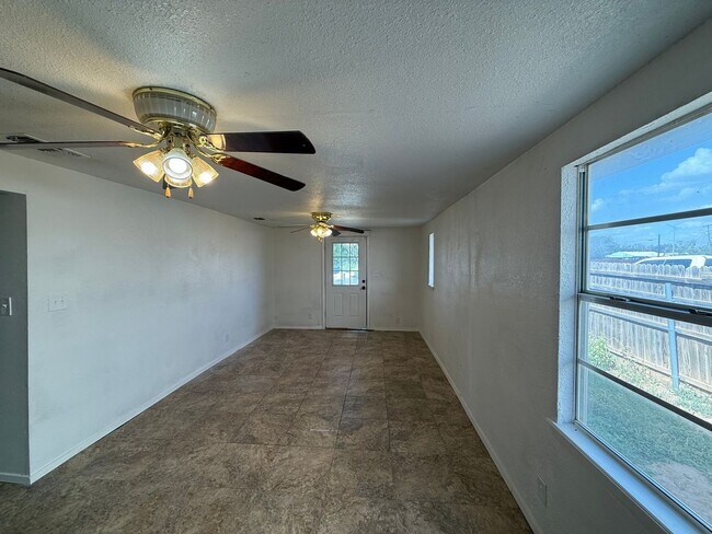 Foto del edificio - 6 MONTH LEASE!! CUTE 2 bedroom, 1.5 bath home AVAILABLE NOW!