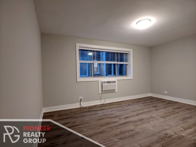 Building Photo - 542 W Surf St