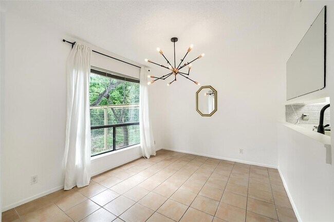 Building Photo - 6810 Thorncliffe Dr