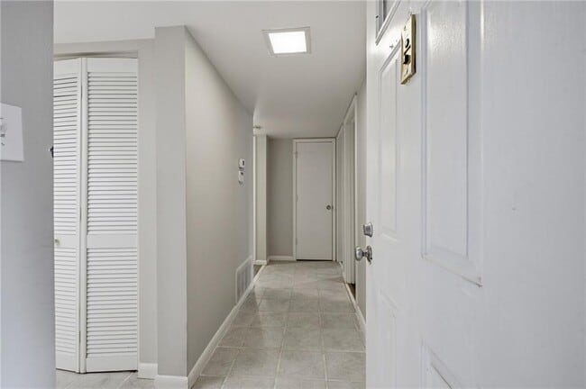 Building Photo - 2183 Surrey Ct