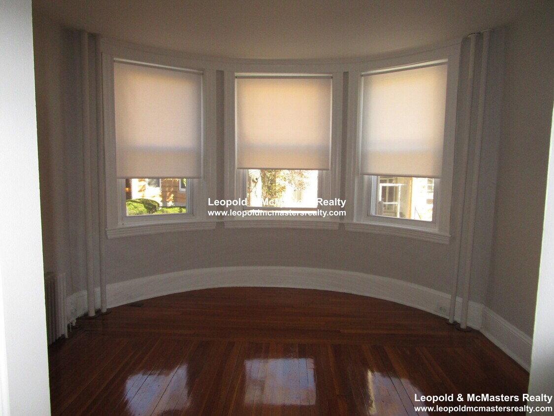 Primary Photo - 141 Chiswick Rd