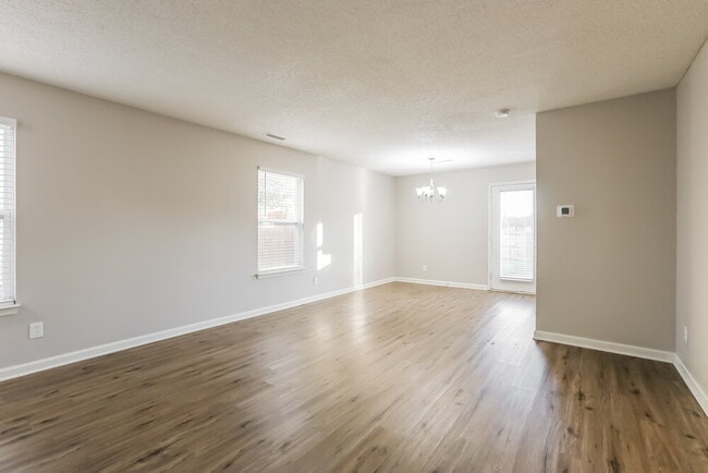 Building Photo - 10755 Glenayr Dr