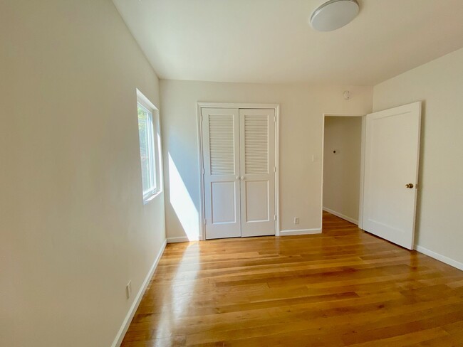 Building Photo - 2 bedroom, 2 bath