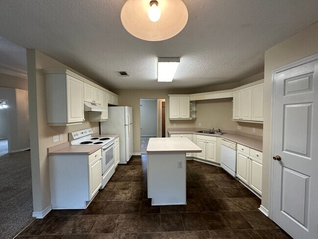 Building Photo - 3 bedroom 2 bath home in Pace for rent!