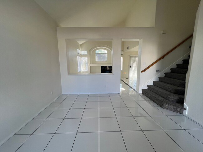 Building Photo - Don't Miss Out On This Beauty