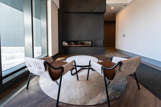 Photo du bâtiment - 1007 The Queensway