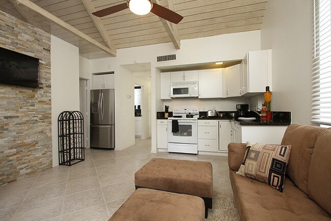 New Full size kitchen - 78130 Cortez Ln