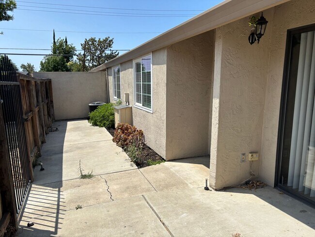 Foto del edificio - Brentwood Townhouse in Gated Community!
