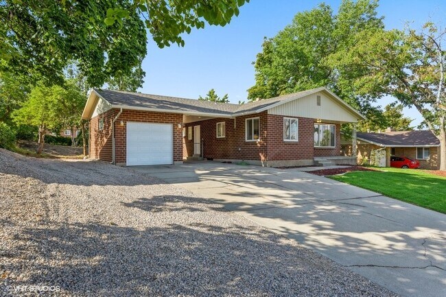 Building Photo - 413 3200 S