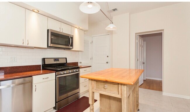 Foto del edificio - 2204 N Clybourn Ave