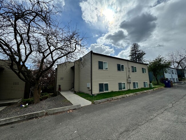 Building Photo - Stunning 2 Bed, 1 Bath w/ Laundry & AC in ...