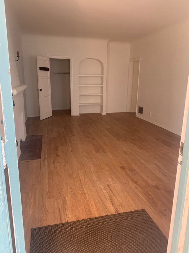 Spacious living rm - view 2 - 455 S Palm Dr