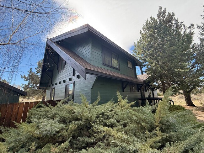 Foto del edificio - Beautiful and Bright 3 Bed/2 Bath with Acreage in NE Bend