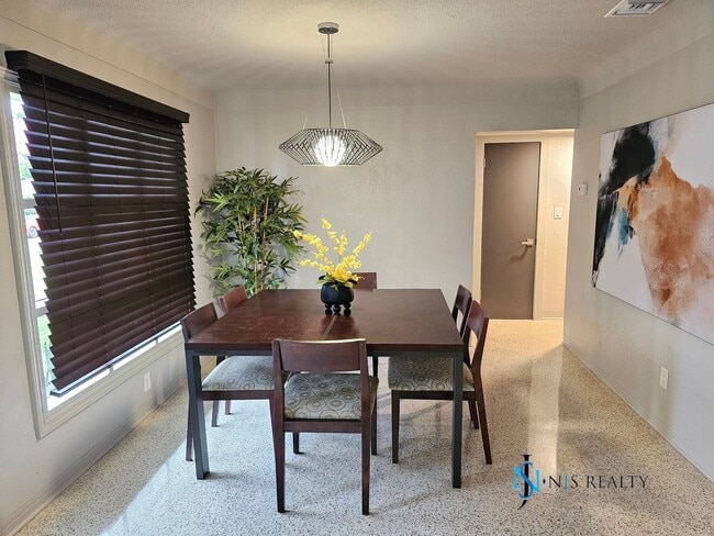 Building Photo - Classy Modern Renovation Home... true 3/2 ...
