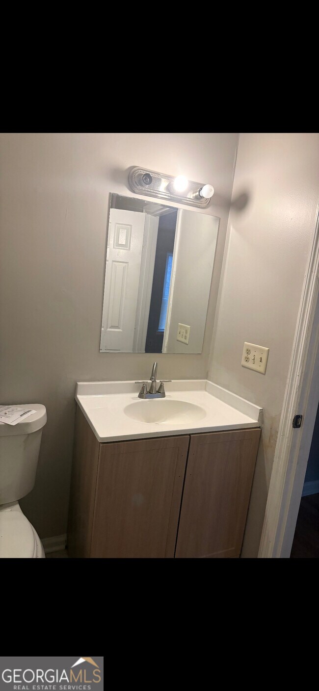 Foto del edificio - 2059 Charter Ln