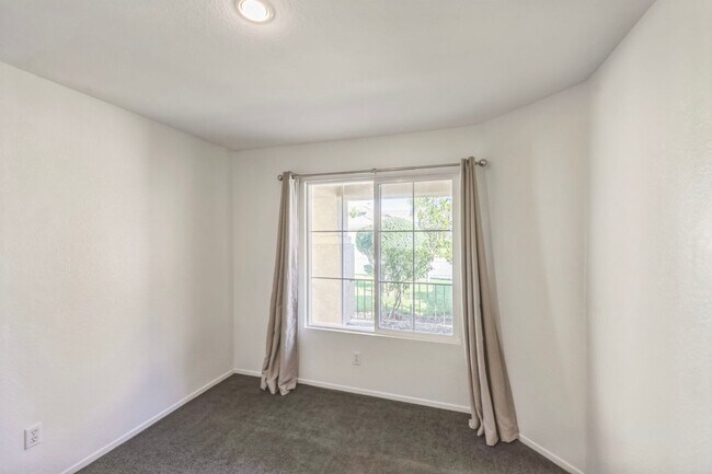 Foto del edificio - Nestled in the Heart of Fontana!