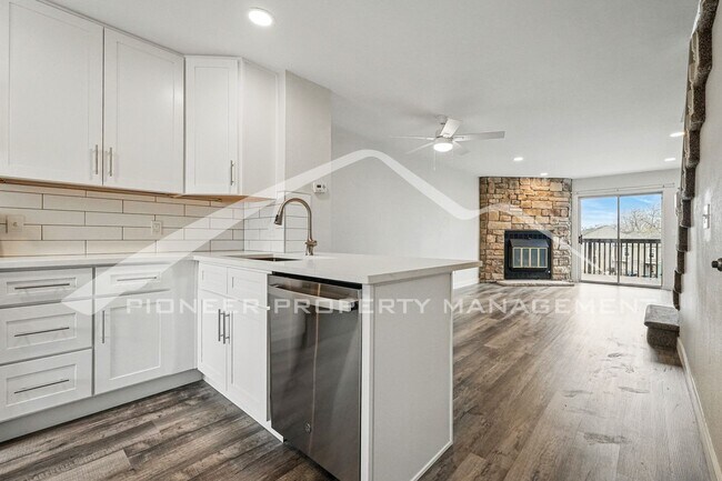 Building Photo - Spacious Condo with Washer/Dryer and Centr...