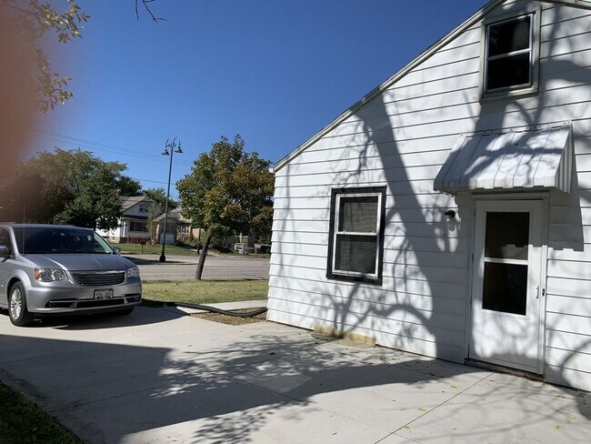 Building Photo - 4328 S 76th St