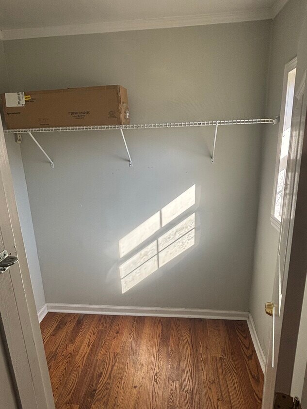 Amplio vestidor - 1142 Princess Ave SW