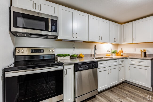 1 BR, 1BA - 700SF - Maingate Village, LLC