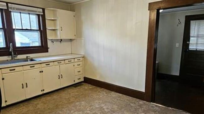 Building Photo - Quaint 2 Bed, 1 Bath Home – Available 11/1...