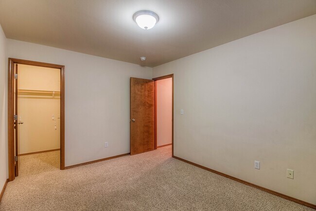 Building Photo - Cottonwood Grove 1003 S 91st