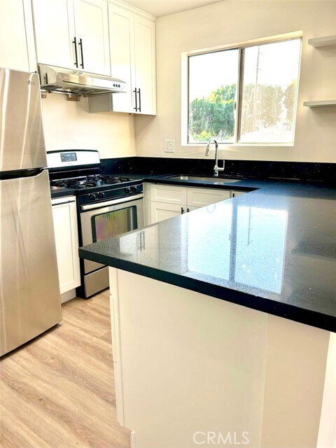 Foto del edificio - 2728 Crestmoore Pl