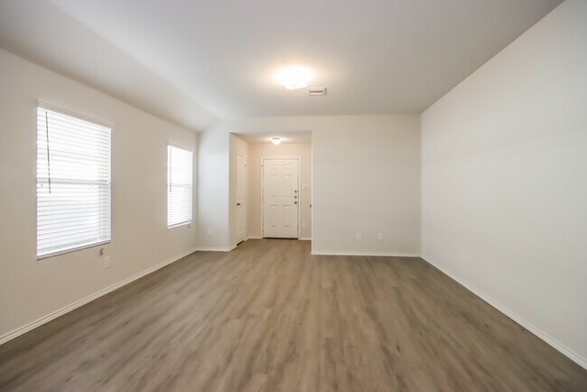 Foto del edificio - 2808 Briggs Dr