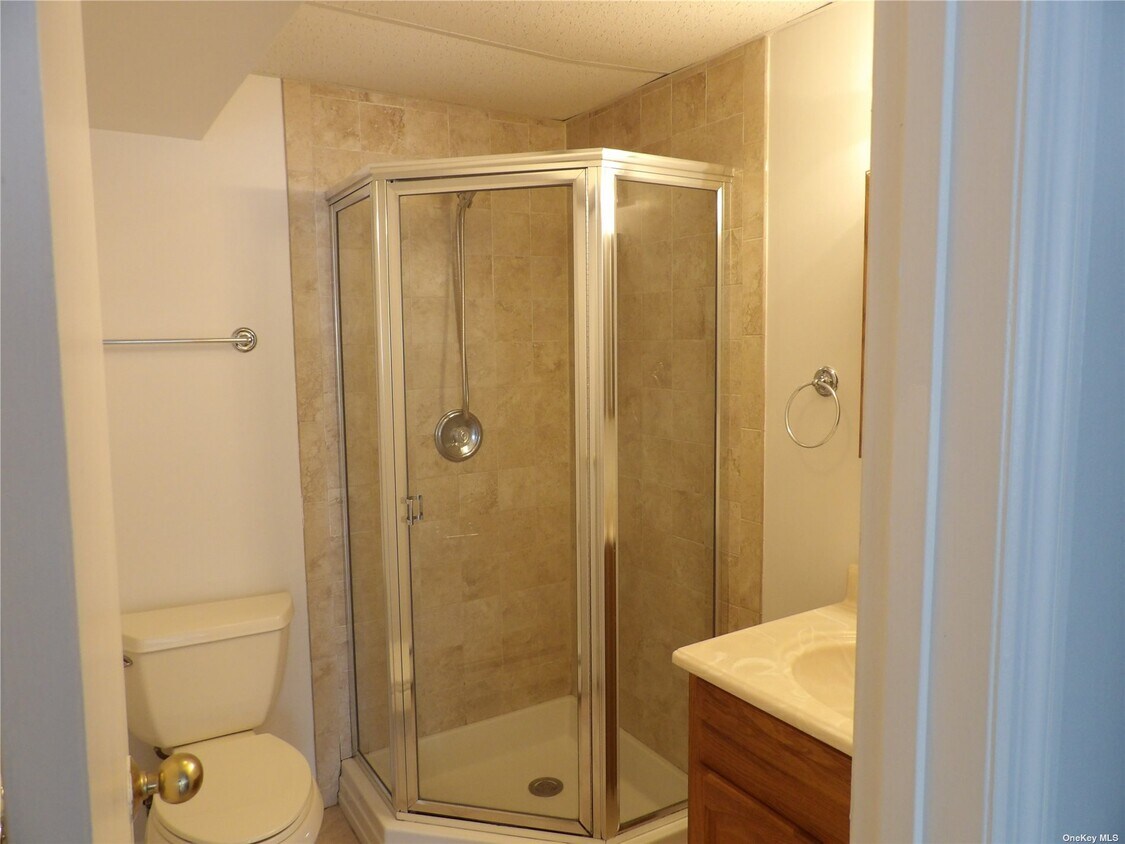 139 Raynor Rd, Ridge, NY 11961 House Rental in Ridge, NY