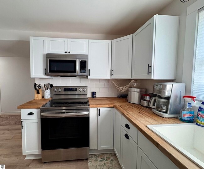 Foto del edificio - 7638 Skegemog Point Rd