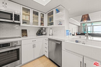 Building Photo - 13700 Marina Pointe Dr